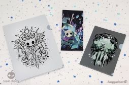 画像ギャラリー No.006のサムネイル画像 / 「Hollow Knight」のクリアファイルセット2種とぬいぐるみパスケースが発売