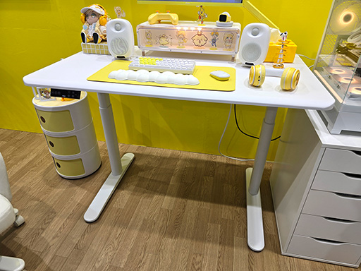 画像ギャラリー No.005のサムネイル画像 / ゲーマー向けには見えない“マシュマロ”チェアなゲーマー向けチェアをPixioブースで体験。座面を思い切り低くできるのがいい［TGS2025］