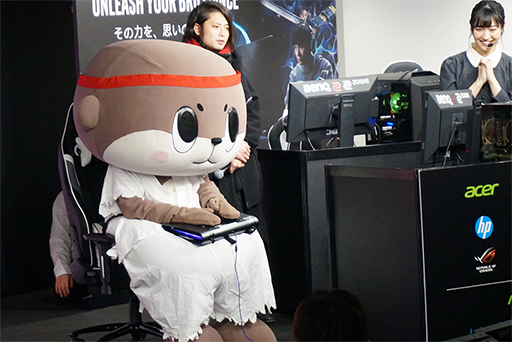画像ギャラリー No.012のサムネイル画像 / Intelが秋葉原でPCゲームイベントを開催。歌広場淳さんとゆるキャラ「しんじょう君」が「ストV」で対決