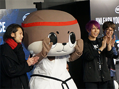 Intelが秋葉原でPCゲームイベントを開催。歌広場淳さんとゆるキャラ「しんじょう君」が「ストV」で対決