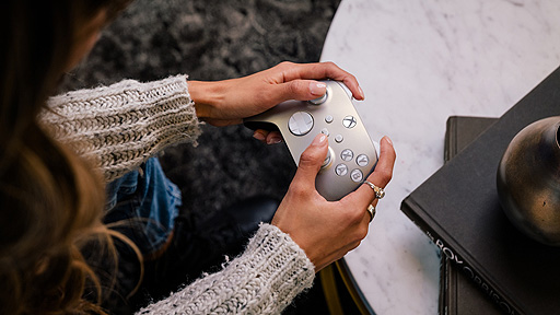 画像ギャラリー No.006のサムネイル画像 / 「Xbox ワイヤレス コントローラー」に，光の角度で色合いが変化するシルバーゴールドの“ルナ シフト”が登場。11月29日発売予定