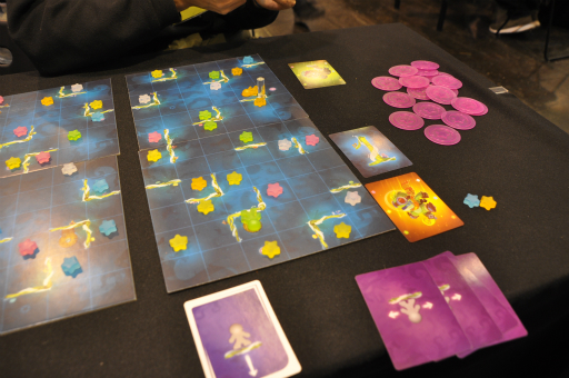 画像ギャラリー No.001のサムネイル画像 / ［SPIEL'18］ローカルマルチプレイのPCゲームを彷彿とさせる「Gravity Superstar」。重力を操って敵を踏め！