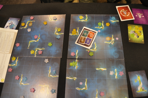 画像ギャラリー No.011のサムネイル画像 / ［SPIEL'18］ローカルマルチプレイのPCゲームを彷彿とさせる「Gravity Superstar」。重力を操って敵を踏め！