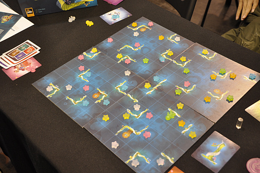 画像ギャラリー No.020のサムネイル画像 / ［SPIEL'18］ローカルマルチプレイのPCゲームを彷彿とさせる「Gravity Superstar」。重力を操って敵を踏め！