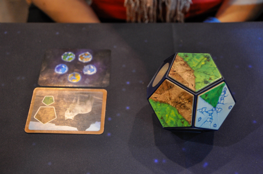画像ギャラリー No.010のサムネイル画像 / ［SPIEL'18］動物達が住みやすい12面体の惑星を作ろう。コンポーネントとゲームシステムの面白さを兼ね備えた「Planet」のプレイレポート