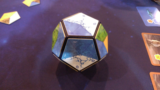 画像ギャラリー No.011のサムネイル画像 / ［SPIEL'18］動物達が住みやすい12面体の惑星を作ろう。コンポーネントとゲームシステムの面白さを兼ね備えた「Planet」のプレイレポート