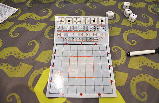 画像ギャラリー No.003のサムネイル画像 / ［SPIEL'18］多人数ソロプレイといった風味が強い鉄道ゲーム「Railroad Ink」。手描きマップで自分が思う最強最適な交通網を作れ