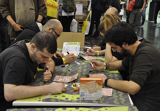 画像ギャラリー No.011のサムネイル画像 / ［SPIEL'18］多人数ソロプレイといった風味が強い鉄道ゲーム「Railroad Ink」。手描きマップで自分が思う最強最適な交通網を作れ