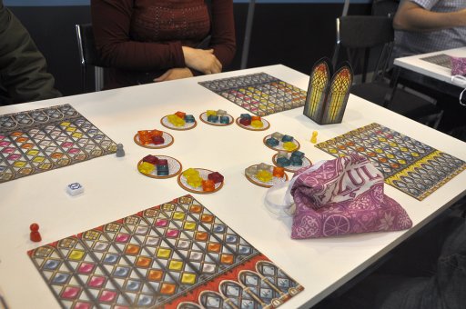 画像ギャラリー No.001のサムネイル画像 / ［SPIEL'18］10年に一度の大傑作「AZUL」に続編が登場。プレイ風景の美しさはそのままに，攻防の見通しがハッキリした「Azul: Stained Glass of Sintra」をプレイ