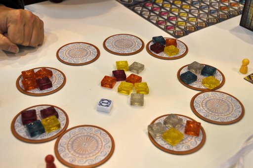 画像ギャラリー No.002のサムネイル画像 / ［SPIEL'18］10年に一度の大傑作「AZUL」に続編が登場。プレイ風景の美しさはそのままに，攻防の見通しがハッキリした「Azul: Stained Glass of Sintra」をプレイ