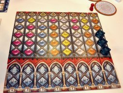 画像ギャラリー No.009のサムネイル画像 / ［SPIEL'18］10年に一度の大傑作「AZUL」に続編が登場。プレイ風景の美しさはそのままに，攻防の見通しがハッキリした「Azul: Stained Glass of Sintra」をプレイ