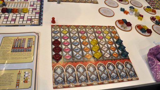 画像ギャラリー No.011のサムネイル画像 / ［SPIEL'18］10年に一度の大傑作「AZUL」に続編が登場。プレイ風景の美しさはそのままに，攻防の見通しがハッキリした「Azul: Stained Glass of Sintra」をプレイ