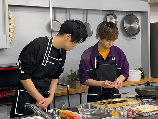 画像ギャラリー No.003のサムネイル画像 / 「あんスタ!!」CAFE CINNAMON ニキズキッチン第2回収録現場に潜入レポート。山口智広さん&阿座上洋平さんがハンバーグ作りに挑戦!