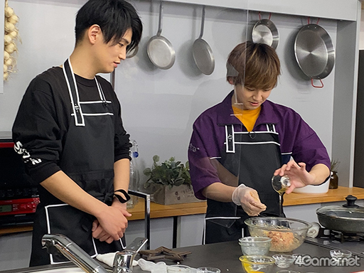 画像ギャラリー No.005のサムネイル画像 / 「あんスタ!!」CAFE CINNAMON ニキズキッチン第2回収録現場に潜入レポート。山口智広さん&阿座上洋平さんがハンバーグ作りに挑戦!