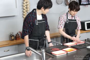 画像ギャラリー No.010のサムネイル画像 / 「あんスタ！！」配信番組「CAFE CINNAMON ニキズキッチン」第10回収録現場の潜入レポート。牛もも肉のコートレットをつくる！