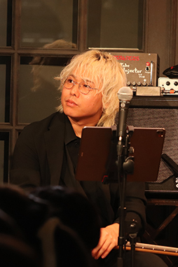 画像ギャラリー No.006のサムネイル画像 / ESバンドの熱い演奏！　阿座上洋平さん＆豊島修平さんもゲストで登場！　「あんスタ！！」名曲をバンド生演奏で届ける「ENSEMBLE STARS!! BAND LIVE」レポート