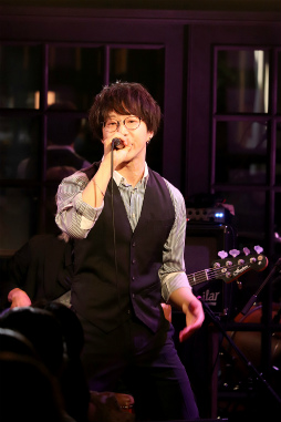 画像ギャラリー No.015のサムネイル画像 / ESバンドの熱い演奏！　阿座上洋平さん＆豊島修平さんもゲストで登場！　「あんスタ！！」名曲をバンド生演奏で届ける「ENSEMBLE STARS!! BAND LIVE」レポート