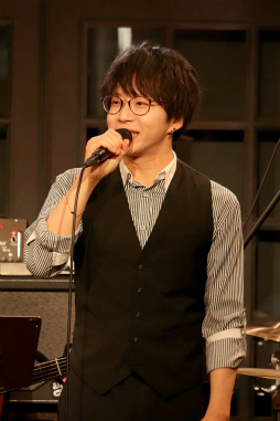 画像ギャラリー No.016のサムネイル画像 / ESバンドの熱い演奏！　阿座上洋平さん＆豊島修平さんもゲストで登場！　「あんスタ！！」名曲をバンド生演奏で届ける「ENSEMBLE STARS!! BAND LIVE」レポート