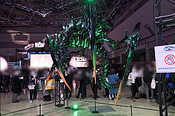 画像ギャラリー No.013のサムネイル画像 / 「アークナイツ 4th Anniversary Fes.『For You』」イベントレポート。会場には巨大なマドロックの巨像や異格オペレーターのスタンディパネルも