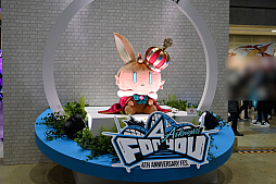 画像ギャラリー No.020のサムネイル画像 / 「アークナイツ 4th Anniversary Fes.『For You』」イベントレポート。会場には巨大なマドロックの巨像や異格オペレーターのスタンディパネルも