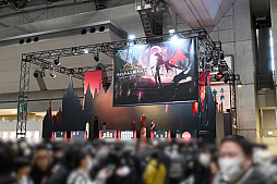 画像ギャラリー No.026のサムネイル画像 / 「アークナイツ 4th Anniversary Fes.『For You』」イベントレポート。会場には巨大なマドロックの巨像や異格オペレーターのスタンディパネルも