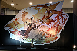 画像ギャラリー No.031のサムネイル画像 / 「アークナイツ 4th Anniversary Fes.『For You』」イベントレポート。会場には巨大なマドロックの巨像や異格オペレーターのスタンディパネルも