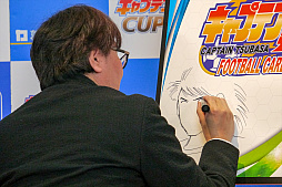 画像ギャラリー No.012のサムネイル画像 / 高橋陽一氏がライブドローイングで魅せる匠の技。「キャプテン翼フットボールカードゲーム」発売記念イベントをレポート