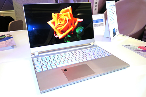 画像ギャラリー No.002のサムネイル画像 / GIGABYTE,4K有機ELパネル採用のクリエイター&ゲーマー向けノートPC「AERO 15 OLED」を発表。重量2kgでRTX 20搭載にも注目だ