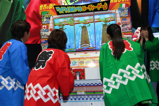 画像ギャラリー No.008のサムネイル画像 / ［JAEPO2019］タイトー「おまつりクエスト ヒッパレQ」のステージレポート。中村静香さんと金子貴俊さんがレバーを引っ張り，“へんてこ祭り”に挑戦