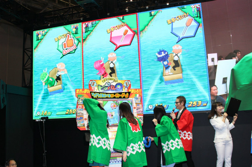 画像ギャラリー No.009のサムネイル画像 / ［JAEPO2019］タイトー「おまつりクエスト ヒッパレQ」のステージレポート。中村静香さんと金子貴俊さんがレバーを引っ張り，“へんてこ祭り”に挑戦