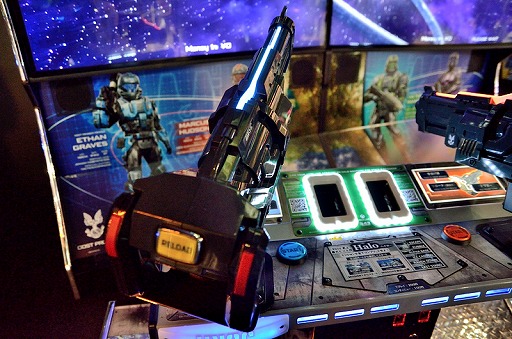 画像ギャラリー No.002のサムネイル画像 / ［JAEPO2019］レールシューター「HALO FIRETEAM RAVEN 4 PLAYER」が日本上陸。初代「HALO」の世界を舞台に最大4人でプレイ可能