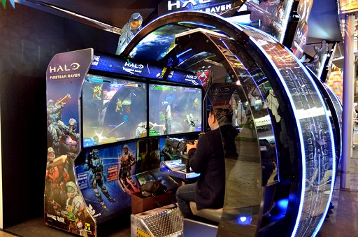 画像ギャラリー No.004のサムネイル画像 / ［JAEPO2019］レールシューター「HALO FIRETEAM RAVEN 4 PLAYER」が日本上陸。初代「HALO」の世界を舞台に最大4人でプレイ可能