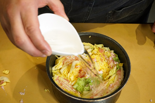 画像ギャラリー No.008のサムネイル画像 / 俺のコラボカフェ:Menu 002「バーチャファイター」で料理!? サッカーボールキックなみに簡単な鍋