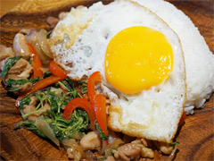 俺のコラボカフェ：Menu 007 「バイオハザード」のグリーンハーブを使った絶品エスニック飯