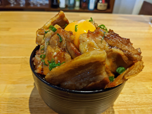 画像ギャラリー No.006のサムネイル画像 / 俺のコラボカフェ:Menu 014 「ペルソナ4」で自称特別捜査隊の胃袋を掴む「肉丼」