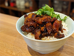 俺のコラボカフェ：Menu 022 「食用系少女 -Food Girls-」に出てくる台湾夜市発のB級グルメ「滷肉飯」
