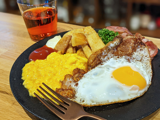 画像ギャラリー No.008のサムネイル画像 / 俺のコラボカフェ：Menu 024 「FINAL FANTASY VII REMAKE」に出てくるバー「セブンスヘブン」の「EGGS＆CHIPS」に挑戦