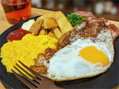 俺のコラボカフェ：Menu 024 「FINAL FANTASY VII REMAKE」に出てくるバー「セブンスヘブン」の「EGGS＆CHIPS」に挑戦