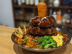 俺のコラボカフェ：Menu 030 「ウマ娘 プリティーダービー」のにんじんハンバーグDXをプロが本気で作ってみた