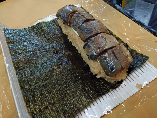 画像ギャラリー No.003のサムネイル画像 / 俺のコラボカフェ：Menu 032 「黒い砂漠」とコラボしたCa va（サヴァ）?缶で作る，ツヤのある黒サバ寿司