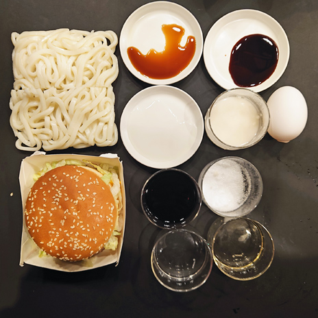 画像ギャラリー No.001のサムネイル画像 / 俺のコラボカフェ:Menu 036 カレシたちよ,「メガテリ焼きうどんバーガー」であの青春をもう一度思い出そう