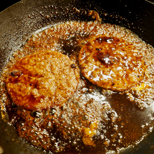 画像ギャラリー No.004のサムネイル画像 / 俺のコラボカフェ:Menu 036 カレシたちよ,「メガテリ焼きうどんバーガー」であの青春をもう一度思い出そう