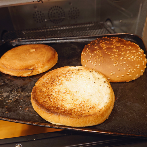 画像ギャラリー No.005のサムネイル画像 / 俺のコラボカフェ:Menu 036 カレシたちよ,「メガテリ焼きうどんバーガー」であの青春をもう一度思い出そう