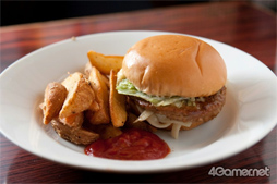 画像ギャラリー No.008のサムネイル画像 / 俺のコラボカフェ:Menu 036 カレシたちよ,「メガテリ焼きうどんバーガー」であの青春をもう一度思い出そう