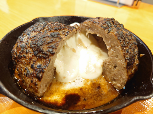 画像ギャラリー No.008のサムネイル画像 / 俺のコラボカフェ：Menu 041　最強の飯テロゲーム「勇者の飯」に登場する「チーズキノコのハンバーグ」で世界を救え