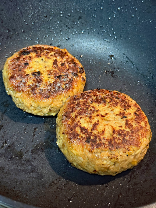 画像ギャラリー No.005のサムネイル画像 / 「マリオカートワールド」，ウシも食べている「ハンバーガー」を作る。俺のコラボカフェ：Menu 078