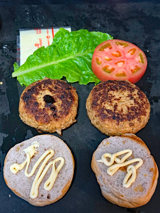 画像ギャラリー No.008のサムネイル画像 / 「マリオカートワールド」，ウシも食べている「ハンバーガー」を作る。俺のコラボカフェ：Menu 078