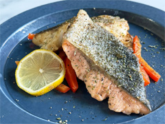 「ファイアーエムブレム 風花雪月」の食堂メニューは全部うまそうなので，「2種の魚のバター焼き」で味を検証。俺のコラボカフェ：Menu 082