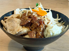 「ウマ娘」新シナリオはラーメンが主役！東京代表「ガッツリ豚ラーメン」を本気で再現。俺のコラボカフェ：Menu 090