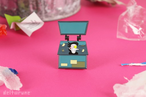 画像ギャラリー No.005のサムネイル画像 / 「DELTARUNE」のTシャツやぬいぐるみ,ピンバッジなど最新グッズ4点が発売